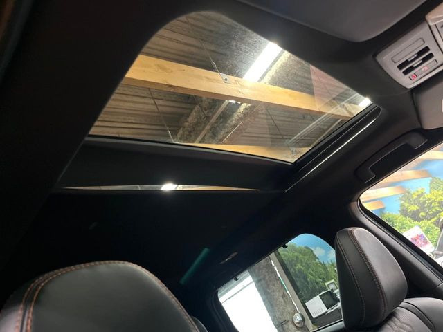 【サンルーフ】開放感たっぷりの希少装備、サンルーフが装着されています!車内に明かりを取り入れたり景色を楽しむ以外にも、車内の空気も簡単に換気できて快適です!