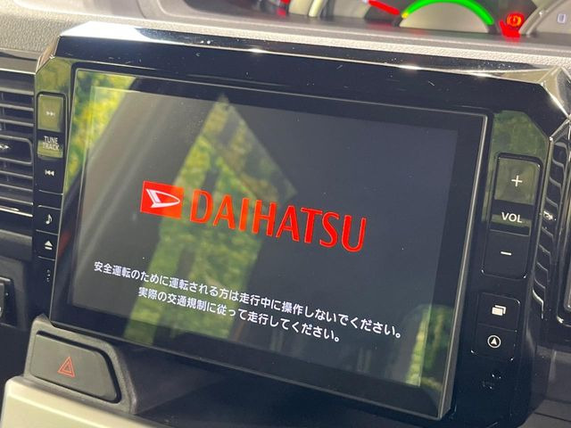 【純正ナビ】人気の純正ナビを装備しております。ナビの使いやすさはもちろん、オーディオ機能も充実!キャンプや旅行はもちろん、通勤や買い物など普段のドライブも楽しくなるはず♪