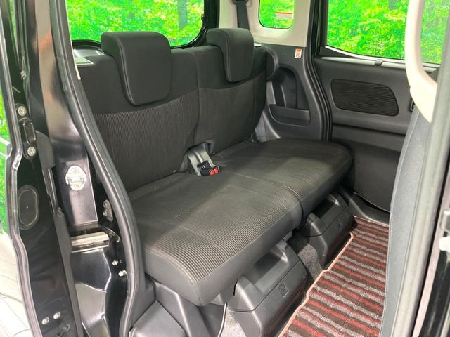 後部座席も気になるようなキズ・汚れやへたり等、大きなダメージはなく、良好な状態です。