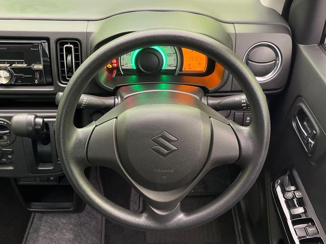 �C���e���A�ɍ��킹���f�U�C���̃X�e�A�����O�́A�^�]�������̂��Ƃ��l���A�^�]���₷���`��A�傫���ł��B�����x�A���ۂɐG���Ă��m���߂��������B