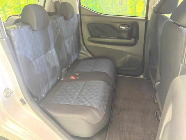 後部座席も気になるようなキズ・汚れやへたり等、大きなダメージはなく、良好な状態です。