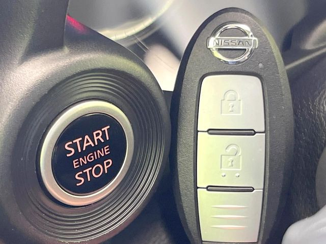 【インテリジェントキー】カバンやポケットに入れたままでもドアの施錠・解錠が可能なスマートキーを装備。エンジンのオン・オフ時もカギを取り出す必要が無いからとっても便利です♪