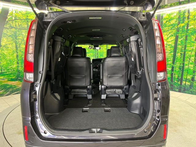 普段のお買い物や通勤、送迎等に十分な荷室スペースを確保しております。セカンドシートを倒すと、大きな荷物の積載も可能です♪