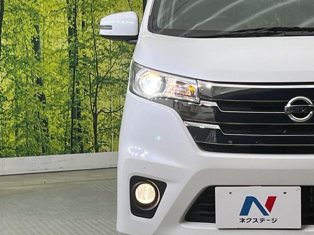 【HIDヘッドライト】非常に明るく前方を照らしてくれるので、悪天候や夜間の走行時も視界良好で安心してお乗りいただけます。