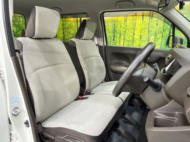 運転席シート廻りは使用感も少なく、良好な状態となっています。前オーナー様が丁寧に使っていたことがよくわかりますね。