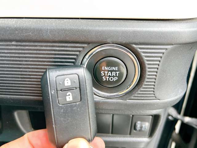 【スマートキー&プッシュスタートシステム】カバンやポケットに入れたままドアの開閉ができ、ワンタッチで楽々エンジンをかけられます♪