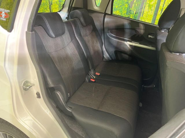 後部座席も気になるようなキズ・汚れやへたり等、大きなダメージはなく、良好な状態です。