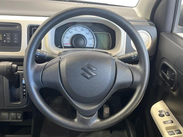 �C���e���A�ɍ��킹���f�U�C���̃X�e�A�����O�́A�^�]�������̂��Ƃ��l���A�^�]���₷���`��A�傫���ł��B�����x�A���ۂɐG���Ă��m���߂��������B