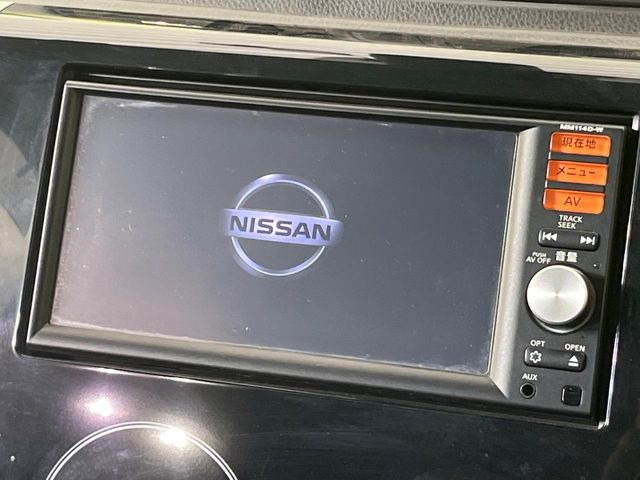 【純正ナビ】人気の純正ナビを装備しております。ナビの使いやすさはもちろん、オーディオ機能も充実!キャンプや旅行はもちろん、通勤や買い物など普段のドライブも楽しくなるはず♪