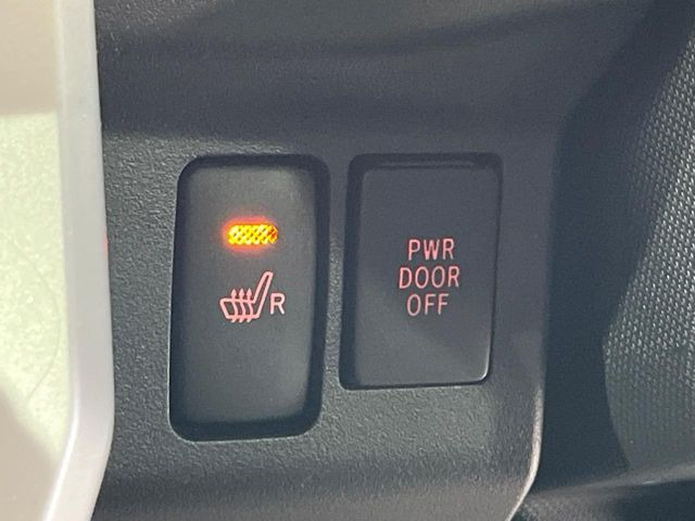 【シートヒーター】寒い日に重宝するシートヒーター!エアコンより早く温まってくれるので寒がりの人も安心ですね♪エアコンの温風は乾燥するから苦手、という方にもをおすすめです。