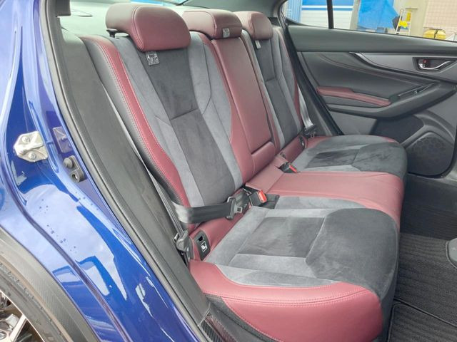 後部座席も気になるようなキズ・汚れやへたり等、大きなダメージはなく、良好な状態です。