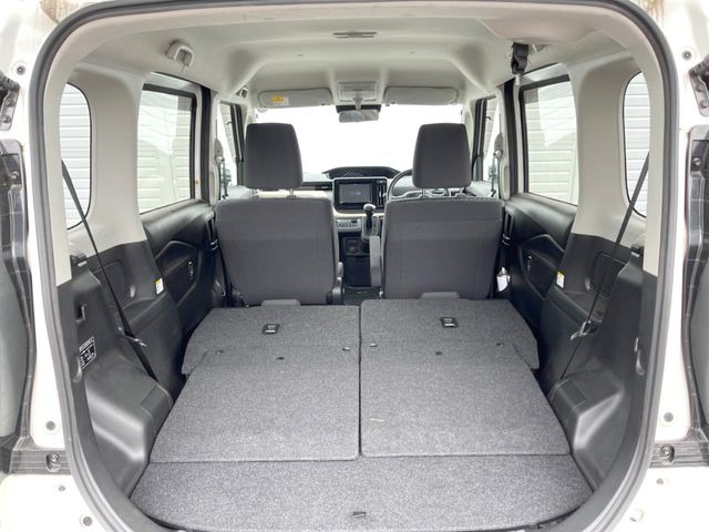 後席を格納すると、これだけの広さが!シーンに合わせたシートアレンジで、大きな荷物も積むことが出来ます♪