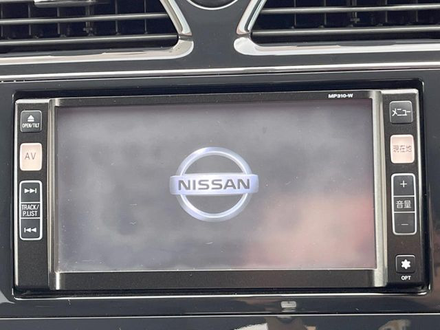 【純正ナビ】人気の純正ナビを装備しております。ナビの使いやすさはもちろん、オーディオ機能も充実!キャンプや旅行はもちろん、通勤や買い物など普段のドライブも楽しくなるはず♪