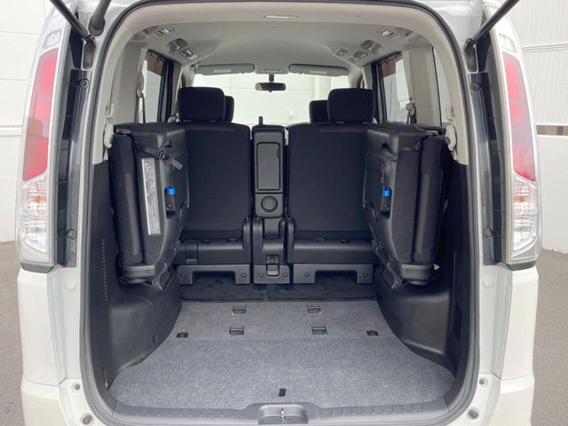 普段のお買い物や通勤、送迎等に十分な荷室スペースを確保しております。セカンドシートを倒すと、大きな荷物の積載も可能です♪