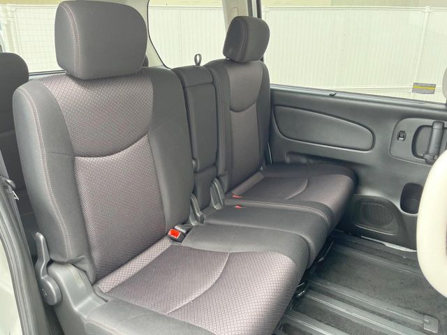 後部座席も気になるようなキズ・汚れやへたり等、大きなダメージはなく、良好な状態です。