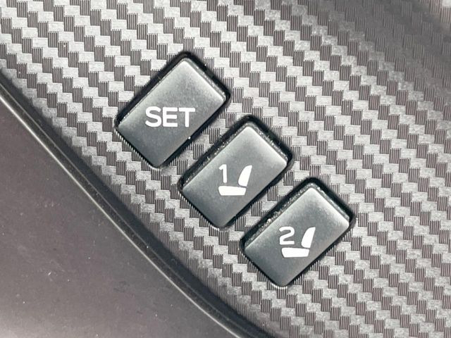 【メモリー機能付きパワーシート】ドライバーごとに設定したシート位置を記憶して、ボタン一つで切り替えできる便利な機能!運転する方が複数名いらっしゃるご家庭におすすめです♪