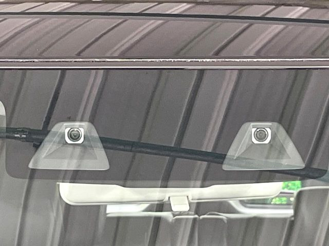 【三菱e-Assist】走行中に前方の車両等を認識し、衝突しそうな時は警報とブレーキで衝突回避と被害軽減をアシスト。より安全にドライブをお楽しみいただけます。