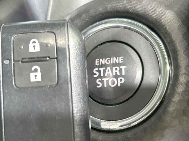 【キーレススタートシステム】カバンやポケットに入れたままでもドアの施錠・解錠が可能なスマートキーを装備。エンジンのオン・オフ時もカギを取り出す必要が無いからとっても便利です♪