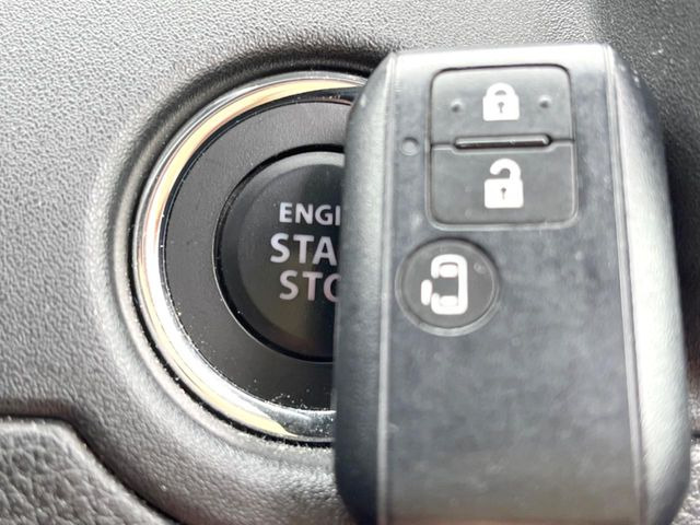 【キーレススタートシステム】カバンやポケットに入れたままでもドアの施錠・解錠が可能なスマートキーを装備。エンジンのオン・オフ時もカギを取り出す必要が無いからとっても便利です♪