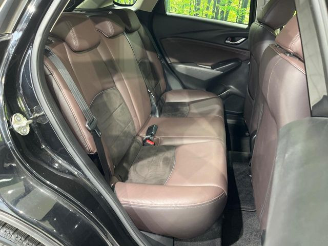 後部座席も気になるようなキズ・汚れやへたり等、大きなダメージはなく、良好な状態です。