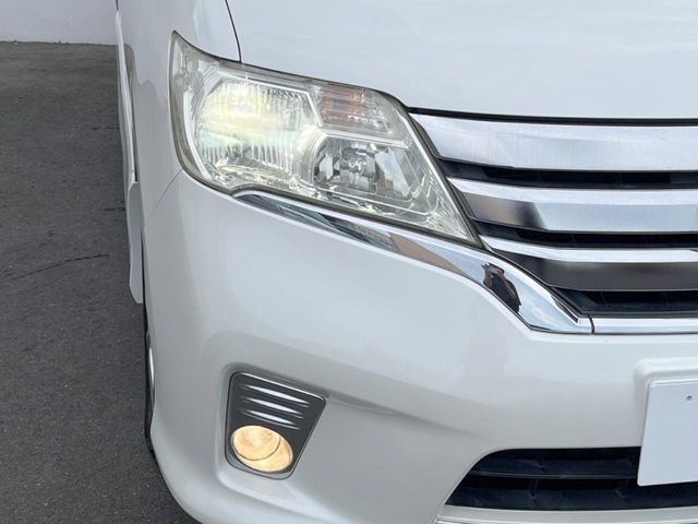 【HIDヘッドライト】非常に明るく前方を照らしてくれるので、悪天候や夜間の走行時も視界良好で安心してお乗りいただけます。