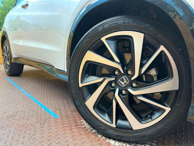 【純正18インチアルミホイール】外観にマッチした純正アルミホイールを装着しております。各種社外アルミホイールや、スタッドレスタイヤも取扱いしております。是非ご相談ください♪