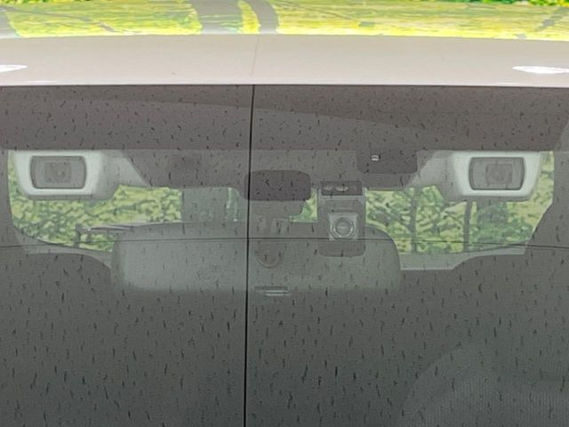 【アイサイト】前方の車両等を検知し、衝突しそうな時は警報で注意を促し、ブレーキを踏む力をサポート。ブレーキを踏めなかった場合は衝突被害軽減ブレーキが作動、衝突回避をサポートします。