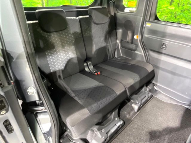 後部座席も気になるようなキズ・汚れやへたり等、大きなダメージはなく、良好な状態です。