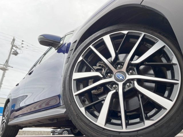 【純正18インチアルミホイール】外観にマッチした純正アルミホイールを装着しております。各種社外アルミホイールや、スタッドレスタイヤも取扱いしております。是非ご相談ください♪