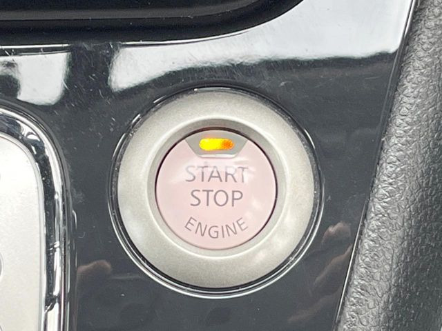 【インテリジェントキー】カバンやポケットに入れたままでもドアの施錠・解錠が可能なスマートキーを装備。エンジンのオン・オフ時もカギを取り出す必要が無いからとっても便利です♪