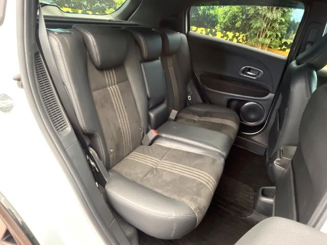 後部座席も気になるようなキズ・汚れやへたり等、大きなダメージはなく、良好な状態です。