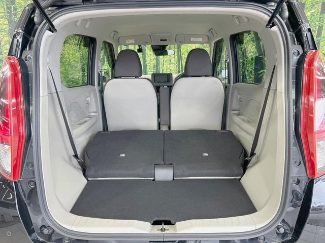 ���i�̂���������ʋ΁A���}���ɏ\���ȉ׎��X�y�[�X���m�ۂ��Ă���܂��B�Z�J���h�V�[�g��|���ƁA�傫�ȉו��̐ύڂ��\�ł���