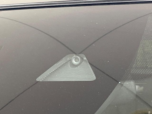 【スマートシティブレーキサポート】低速走行中に前方の車両等を認識し、衝突しそうな時は警報とブレーキで衝突回避と被害軽減をアシスト。より安全にドライブをお楽しみいただけます。