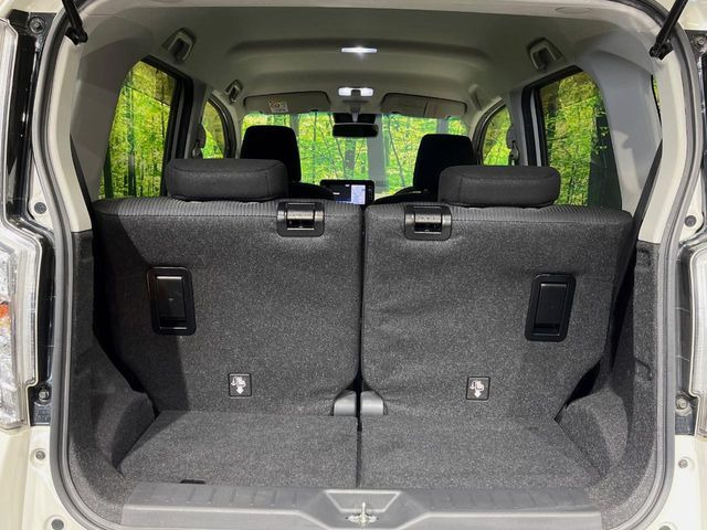 積み下ろしのしやすいデッキにはたっぷりと荷物を積み込んでいただけます。遊びから仕事まで、様々なシーンで頼れます♪