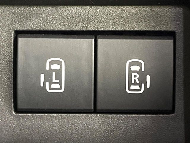 【両側パワースライドドア】スマートキーや運転席のスイッチで後席両側スライドドアの開閉が可能♪電動だから力を入れてドアを開ける必要が無く、小さなお子様でも簡単に開け閉めでき快適です♪