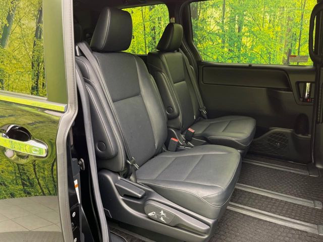 二列目中央はウォークスルーとなっております。二列目と三列目の移動や乗り降りがとっても楽になるので、乗り降りの際もストレスを感じることはありません♪