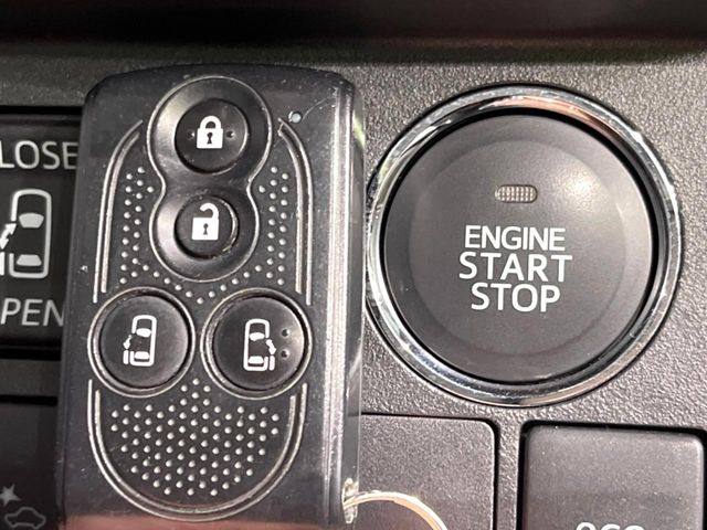 【キーフリーシステム】カバンやポケットに入れたままでもドアの施錠・解錠が可能なスマートキーを装備。エンジンのオン・オフ時もカギを取り出す必要が無いからとっても便利です♪