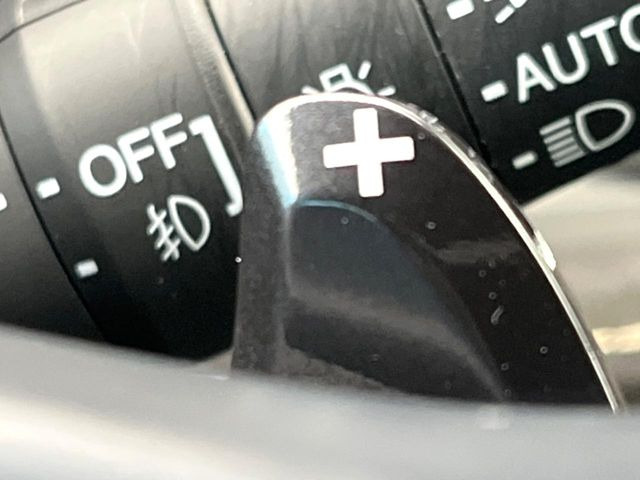 【パドルシフト】ハンドルから手を離さずに素早くシフトアップ&ダウンができるので、エンジンブレーキを使う下り坂や高速道路の合流で加速したい場面で役立ちます。