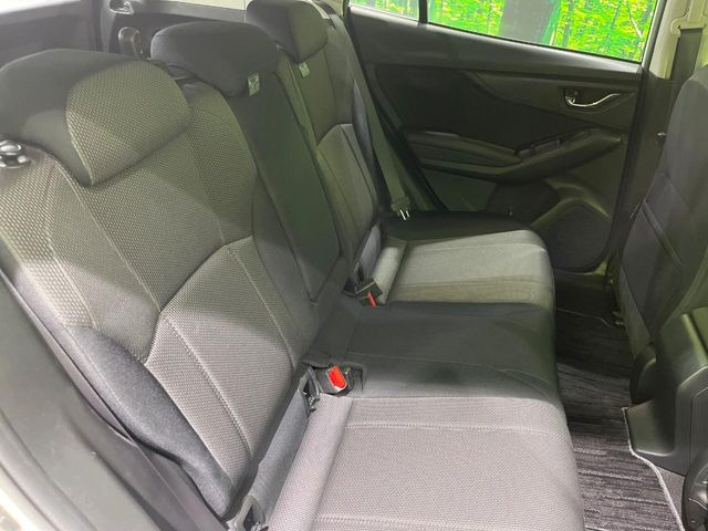 後部座席も気になるようなキズ・汚れやへたり等、大きなダメージはなく、良好な状態です。