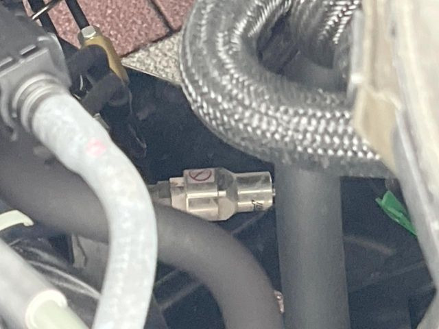 【フレキシブルドロースティフナー】車体が持つ僅かな遊びやガタといった要素に対し適切なプリロードを付加することで四輪の路面接地性向上により走行安定性が増し機敏な初期操舵としなやかな乗心地を両立させます