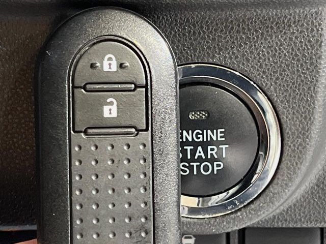 【キーフリーシステム】カバンやポケットに入れたままでもドアの施錠・解錠が可能なスマートキーを装備。エンジンのオン・オフ時もカギを取り出す必要が無いからとっても便利です♪