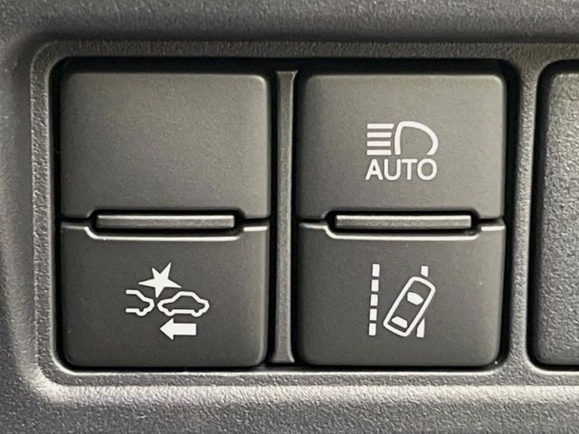 【車線逸脱警報】道路上の白(黄)線を認識し、意図せず走行中の車線からはみ出しそうになった時、メーター内の警告灯とブザーで注意喚起してくれる安心・安全機能です♪