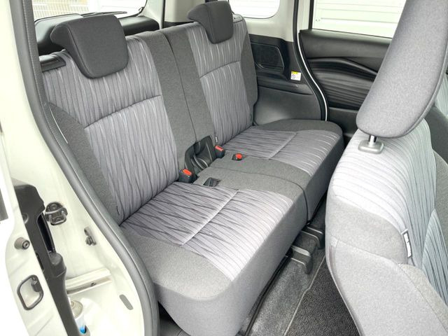 後部座席も気になるようなキズ・汚れやへたり等、大きなダメージはなく、良好な状態です。