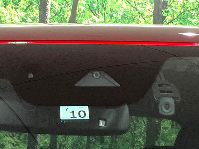 【i-ACTIVESENSE】走行中に前方の車両等を認識し、衝突しそうな時は警報とブレーキで衝突回避と被害軽減をアシスト。より安全にドライブをお楽しみいただけます。