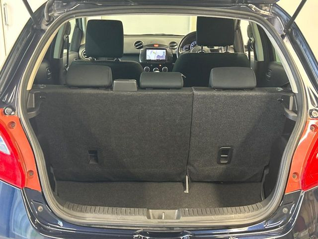 ���i�̂���������ʋ΁A���}���ɏ\���ȉ׎��X�y�[�X���m�ۂ��Ă���܂��B�Z�J���h�V�[�g��|���ƁA�傫�ȉו��̐ύڂ��\�ł���