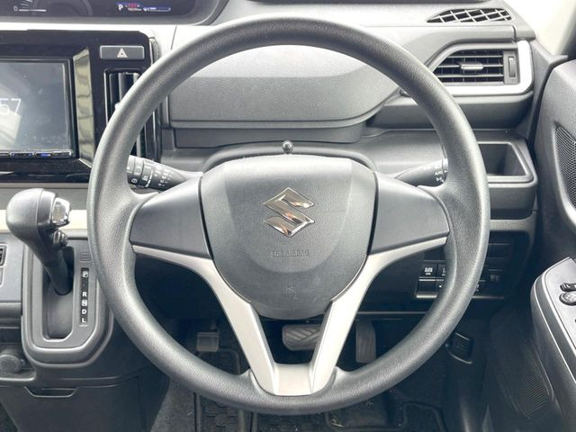 インテリアに合わせたデザインのステアリングは、運転される方のことも考え、運転しやすい形状、大きさです。是非一度、実際に触ってお確かめください。