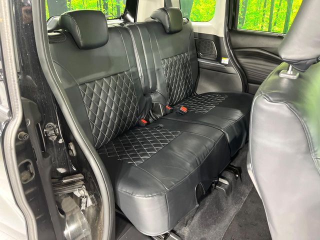 後部座席も気になるようなキズ・汚れやへたり等、大きなダメージはなく、良好な状態です。