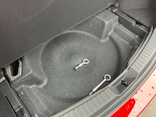 トランク下にも収納が!