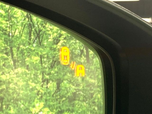 【ブラインドスポットモニタリング】走行中、ドアミラーの死角になりやすい箇所に後続車が接近するとサイドミラー付近に警告を表示、ドライバーに注意喚起をしてくれます。