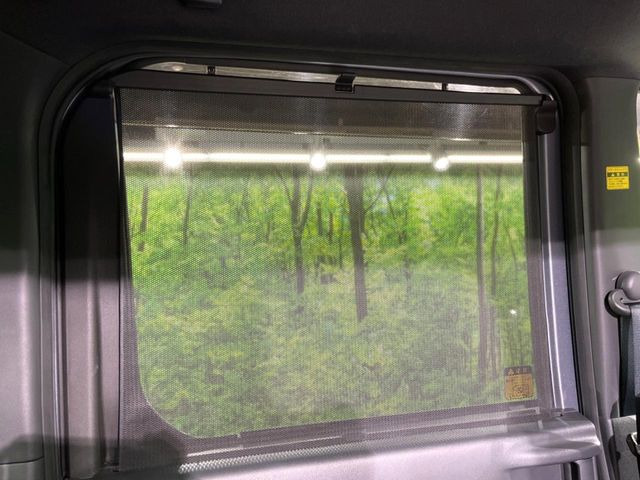 【ロールシェード】日差しや車外からの光が眩しいときにサッと引き出して使える、ロール格納タイプのサンシェードを装備。後席に乗ったお子様がウトウトしだした時など、ぜひご活用ください♪
